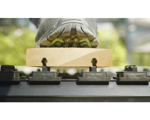 Verleeën vun Terrassendiele mat engem Fouss op enger Terrassendiele, déi op Trägeren montéiert ass