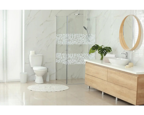 Salle de bain avec toilettes, douche, lavabo et miroir