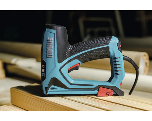 Elektrischer Tacker von Novus auf Holzuntergrund