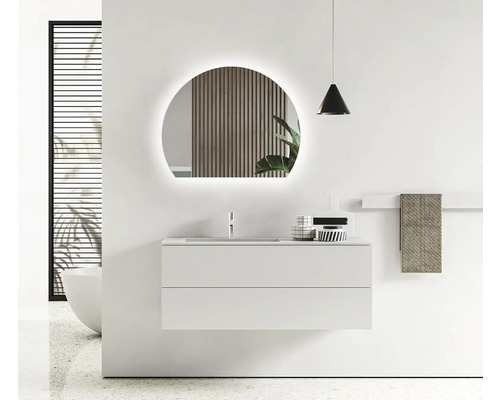 Salle de bains moderne avec meuble sous-vasque, miroir avec éclairage et porte-serviettes.