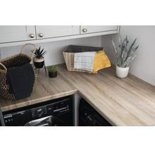 Wäschebereich mit Arbeitsplatte, Waschmaschine, Wäschekörben und Dekoration