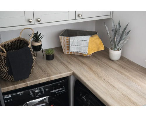 Wäschebereich mit Arbeitsplatte, Waschmaschine, Wäschekörben und Dekoration