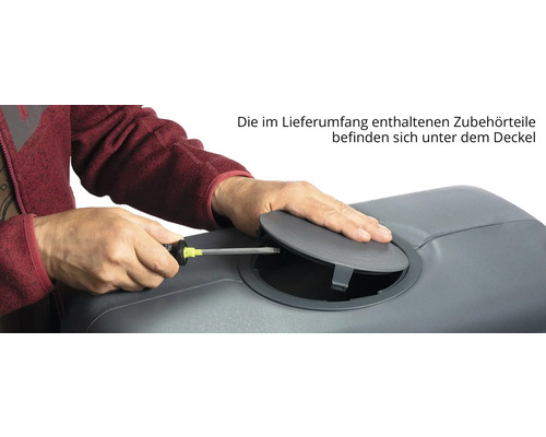 Zubehör unter dem Deckel einer Transportbox für Baustelleneinrichtung.