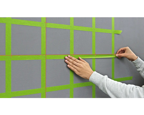 Eine Wand mit Klebeband versehen, um ein Muster zu erstellen