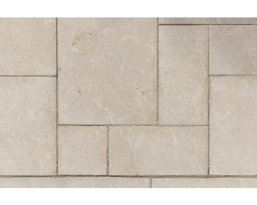 Anordnung von Travertin Pflastersteinen