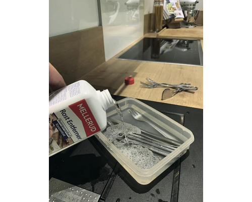 Mellerud Rostentferner wird in eine Schale mit Besteck gegossen