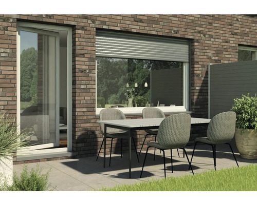 Aussenbereich mit Rollladen, Terrassentür und Gartentisch mit Stühlen.