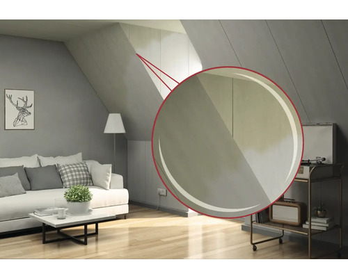 Helles Wohnzimmer mit Dachschräge, eingerichtet mit Sofa, Tisch und Dekoration