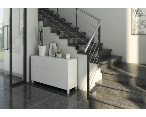 Flur mit Kommode, Treppe und Fliesenboden für ein helles Raumgefühl