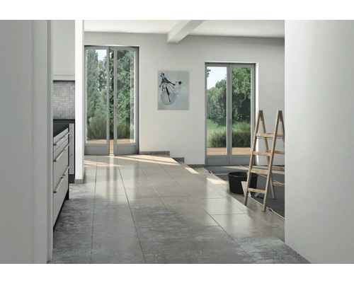 Pièce lumineuse avec sol carrelé, portes-fenêtres et échelle