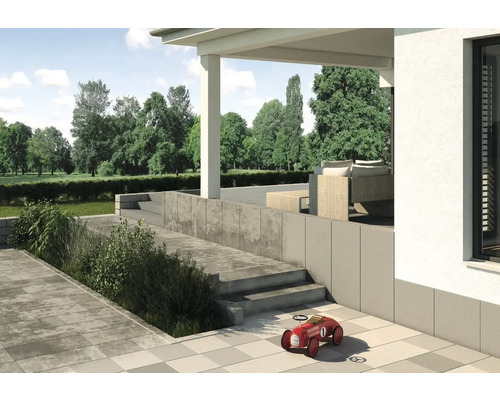 Terrasse avec dalles en béton, marches et voiture jouet rouge