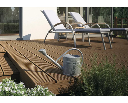 Terrasse avec des dalles en bois, des meubles de jardin et un arrosoir