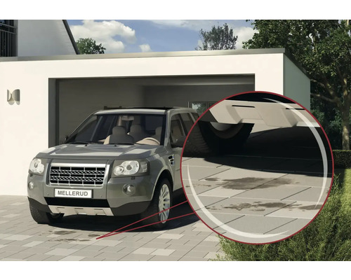 Auffahrt mit Auto und Flecken auf dem Pflaster