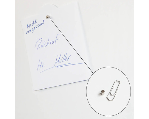 Papier mémo fixé avec un aimant sur un tableau blanc avec le texte rappeler M. Müller