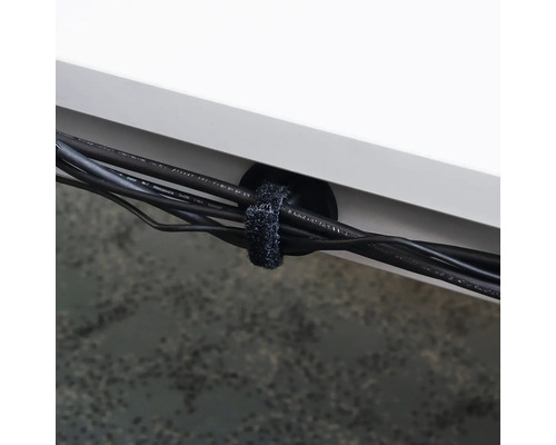 Câbles sous un bureau fixés par une attache velcro