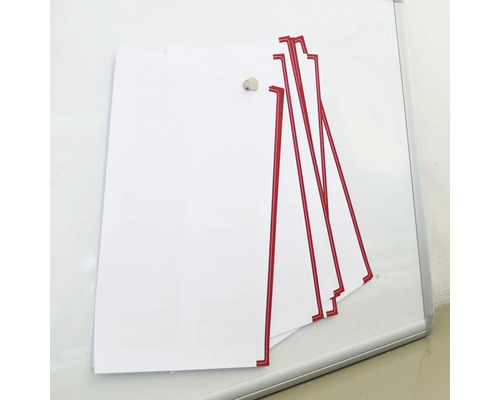 Blätter mit Magnet und Eckspannern an Whiteboard