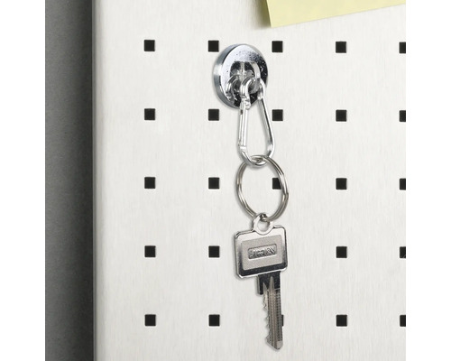 Clé fixée à un panneau perforé avec un aimant