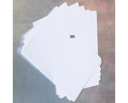 Pile de feuilles de papier blanches et une seule brique