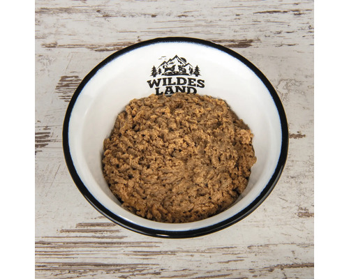 Eine Schale mit Nassfutter für Hunde der Marke Wildes Land.