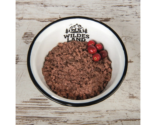 Schüssel mit Nassfutter für Hunde mit Preiselbeeren und Wildes Land Logo