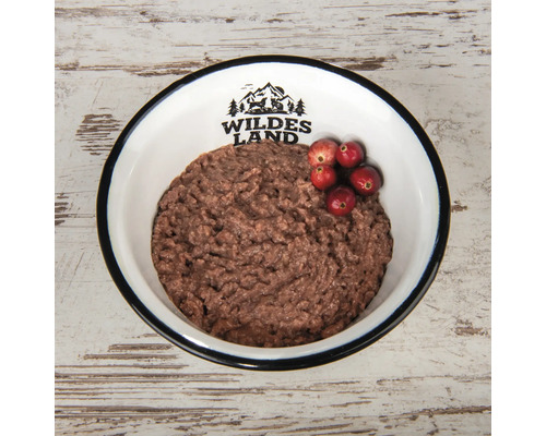 Schale mit Wildes Land Hundenassfutter und Cranberries