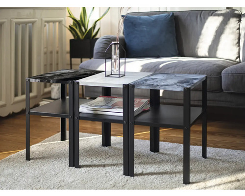 Drei quadratische Beistelltische mit Marmoroptik und Ablagefläche vor einem Sofa