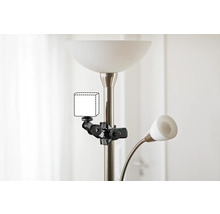 Stehleuchte mit flexibler Klemme zur Befestigung eines Smartphones