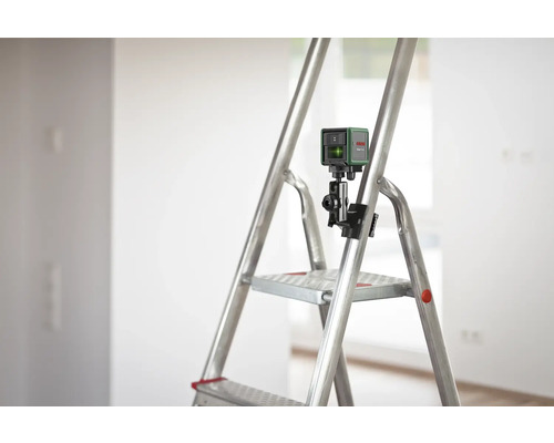 Grüner Linienlaser auf einer Leiter