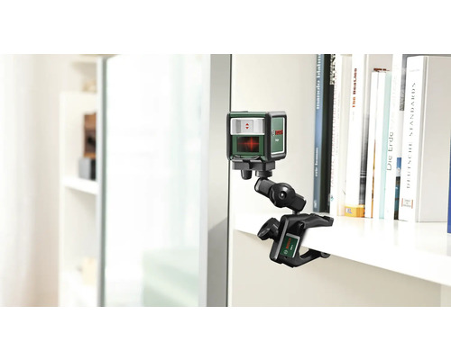 Bosch Kreuzlinienlaser mit Klemme an einem Regal