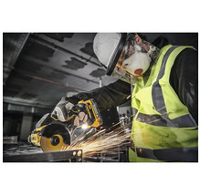 Ouvrier portant un casque de protection, des lunettes de sécurité, un masque respiratoire et un gilet de signalisation en train de couper du métal avec une meuleuse d''angle DeWalt.