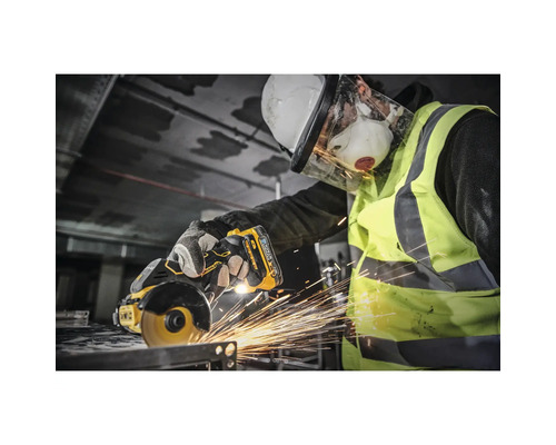 Ouvrier portant un casque de protection, des lunettes de sécurité, un masque respiratoire et un gilet de signalisation en train de couper du métal avec une meuleuse d''angle DeWalt.