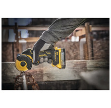 Meuleuse d''angle sans fil en utilisation avec des étincelles