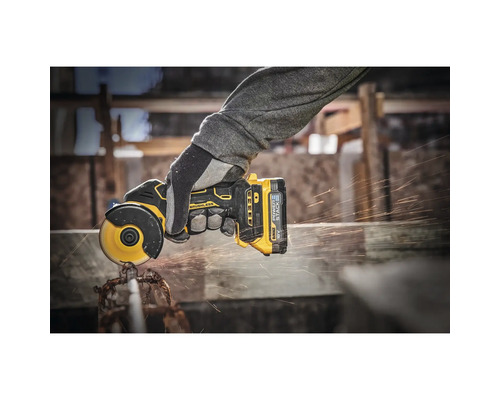 Meuleuse d''angle sans fil en utilisation avec des étincelles