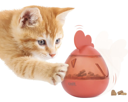 Chat jouant avec un jouet distributeur de nourriture en forme de poule