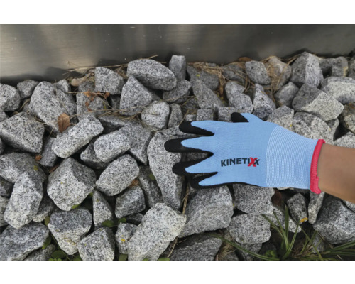 Gant de jardin KinetiXx devant des pierres grises