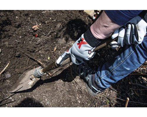 Person gräbt mit einem Spaten im Garten