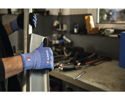 Eine Person trägt Kinetix Arbeitshandschuhe zum Schutz bei Arbeiten.