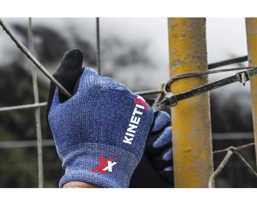 Eine Hand mit KinetiXx Arbeitshandschuh greift nach einem Draht