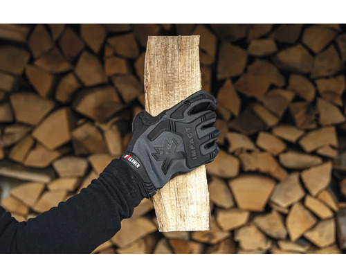 Main avec gants de travail KinetiXx Impact tenant une bûche de bois