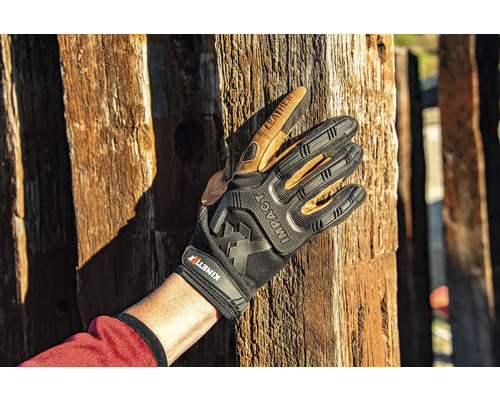 Kinetix Impact Arbeitshandschuh aus Leder am Holzpfosten