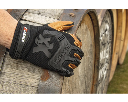 KinetiXx Impact Arbeitshandschuh vor Holzfässern