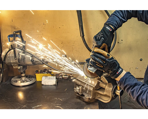 Eine Person trägt Arbeitshandschuhe und benutzt einen Winkelschleifer an einem Werkstück.