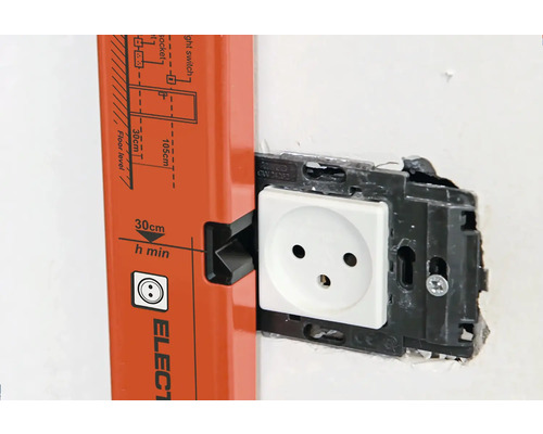 Niveau à bulle pour l''installation d''une prise de courant sur un mur