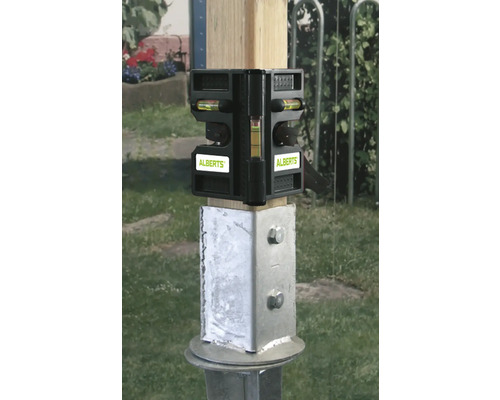 Alberts Anreißwinkel mit Dosenlibellen an einem Holzpfosten montiert