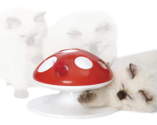 Chat jouant avec un jouet pour chat en forme de champignon