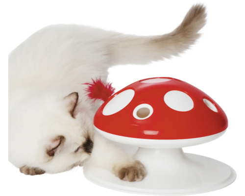 Chat jouant avec un jouet d''intelligence en forme de champignon