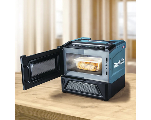 Four à micro-ondes Makita avec porte ouverte et récipient d''aliments dans la cavité du four