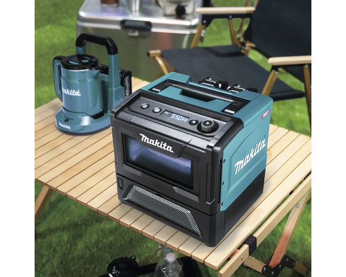 Four à micro-ondes et bouilloire Makita sur une table de camping