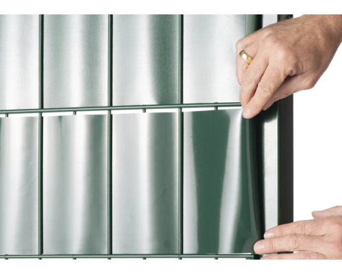 Zaun mit Sichtschutzstreifen wird montiert