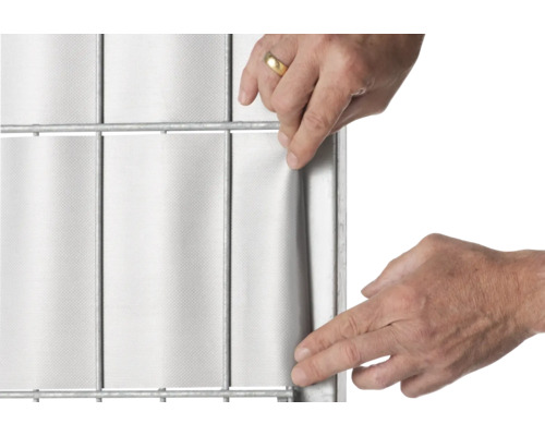 Detailansicht eines Gitterrahmens mit zwei Händen, die ihn berühren.